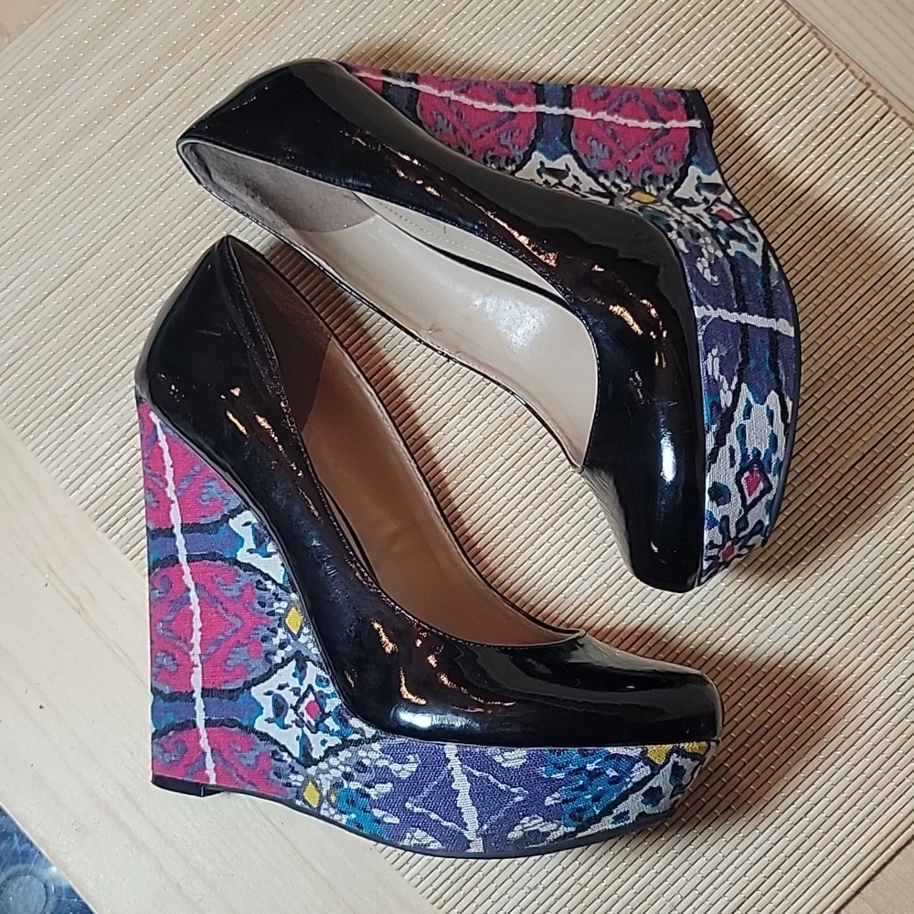 Steve Madden sz8.5 Gavon Black Patent and Multi Color Platform Wedge
